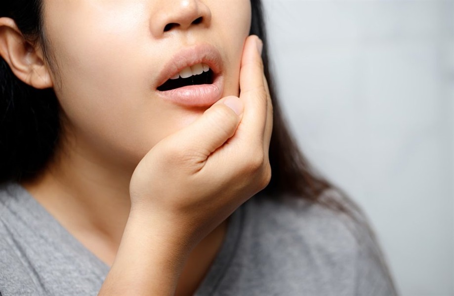 7 Reasons for Tooth Pain When You Bite Down On It 