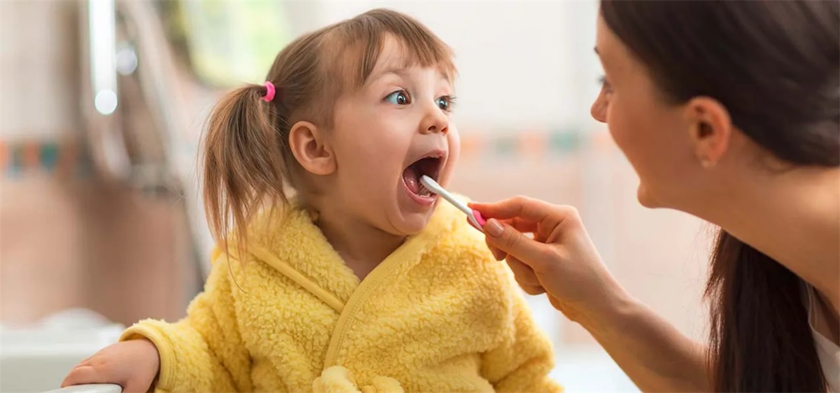 How to get your child used to brushing their teeth in a playful way 