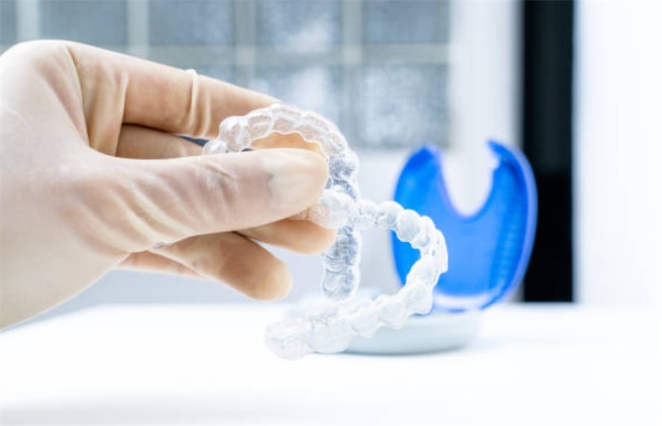 Cosmetic Dentistry vs. Orthodontics: Understanding the Differences and Choosing the Right Option